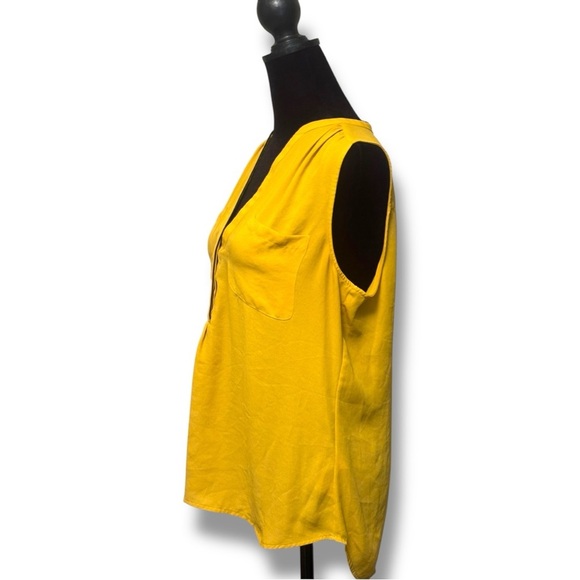 H&M Mustard Yellow w/Black Piping Sleeveless Lightweight Pleated V-Neck Blouse - Picture 4 of 16